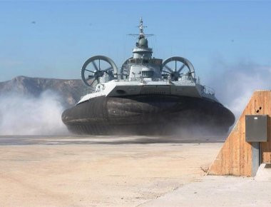 Στη Νάξο το τεράστιο αερόστρωμνο Zubr του ΠΝ L-182 «ΚΕΡΚΥΡΑ» για επιχειρησιακή εκπαίδευση (βίντεο)